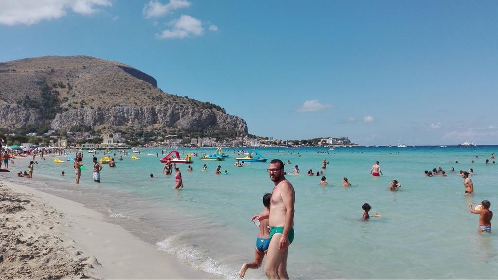 Halley House Mondello Eksteriør billede